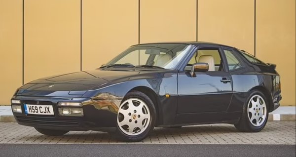 944 беше един от най-продаваните модели на Porsche през 80-те години. Със своите изскачащи фарове, уникален дизайн и по-достъпна цена, той беше смятан за идеален, ако искате да се сдобиете с автомобил от немската марка.
Пуснат за първи път през 1982 година и базиран на успешен прототип от Льо Ман, 944 беше третото Porsche, което разполагаше с предно монтиран двигател, използвайки петстепенна скоростна кутия от 911.

През януари 1985 година беше пуснат вариант Turbo. Под предния капак имаше 2,5-литров двигател с четири цилиндъра, и с турбокомпресора от 911 Turbo.
Звярът предлагаше 220 к.с., докато Turbo S беше увеличен до 250. И двата имаха спирачки Brembo. Стойностите на тези автомобили години наред бяха ниски, но нова вълна от носталгични шофьори повиши пазарните цени. Ще платите над 35 000 евро за това вече много колекционерско Porsche от 80-те.  